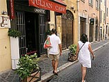 Ресторан под названием "Джулиан кафе" находится в историческом центре - напротив Замка Святого Ангела недалеко от набережной Тибра, и пара побывала там недавно во время своей "тайной" романтической поездки в Вечный город
