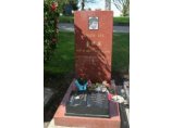 Брюс Ли похоронен на кладбище Сиэтла, куда каждый год съезжаются тысячи поклонников "маленького дракона" со всего света