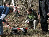 Основываясь на рассказах отца и данных, полученных из компьютера, Ханишу удалось убедить мэра Дойчнойдорфа, расположенного в рудных горах Саксонии, что груз спрятан в одной из пещер неподалеку от городка Основываясь на рассказах отца и данных, полученных из компьютера, Ханишу удалось убедить мэра Дойчнойдорфа, расположенного в рудных горах Саксонии, что груз спрятан в одной из пещер неподалеку от городка