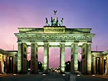 Желание чернокожего кандидата выступить у знаменитых Бранденбургских ворот в центре Берлина напомнило многим немцам визит Джона Кеннеди в 1963 году
