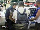 К настоящему времени полиция города Хьюстон уже обнаружила и арестовала беглого преступника. Он был захвачен врасплох, когда плескался в бассейне мотеля К настоящему времени полиция города Хьюстон уже обнаружила и арестовала беглого преступника. Он был захвачен врасплох, когда плескался в бассейне мотеля