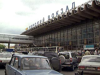 Вначале звонивший угрожал взорвать сам вокзал, затем электричку сообщением Москва-Петушки, а потом начал требовать 20 миллионов долларов Вначале звонивший угрожал взорвать сам вокзал, затем электричку сообщением Москва-Петушки, а потом начал требовать 20 миллионов долларов