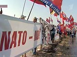 Около 300 противников проведения учений Sea Breeze-2008 на Украине, в которых участвуют воинские подразделения стран НАТО, попытались помешать проведению одного из этапов мероприятия - высадке десанта на западном берегу Крыма, в районе озера Донузлав