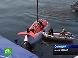 В пятницу, после удачного пробного погружения накануне, участники экспедиции отдыхают - баржа, на которой они базируются, располагается в районе поселка Турка В пятницу, после удачного пробного погружения накануне, участники экспедиции отдыхают - баржа, на которой они базируются, располагается в районе поселка Турка