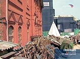 Лужков приостановил незаконное строительство на Никольской улице в Москве Лужков приостановил незаконное строительство на Никольской улице в Москве