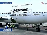 Эксперты исследуют самолет Qantas, который сел с дырой в фюзеляже размером 2,5-3 метра Эксперты исследуют самолет Qantas, который сел с дырой в фюзеляже размером 2,5-3 метра