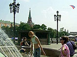В последние дни изнывающие от жары москвичи и гости столицы сметали с прилавков прохладительные напитки и мороженое, а некоторые перегревшиеся на солнце - устраивали массовые купания в городских фонтанах