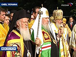 Патриарх Московский и всея Руси Алексий II и Патриарх Константинопольский Варфоломей I возглавили Божественную литургию в честь 1020-летия Крещения Руси под открытым небом на Владимирской горке в Киеве, у подножия памятника св. Владимиру Патриарх Московский и всея Руси Алексий II и Патриарх Константинопольский Варфоломей I возглавили Божественную литургию в честь 1020-летия Крещения Руси под открытым небом на Владимирской горке в Киеве, у подножия памятника св. Владимиру