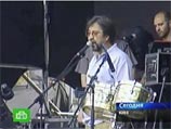Акция с участием Юрия Шевчука и нескольких митрополитов собрал накануне на Майдане более 100 тыс. человек Акция с участием Юрия Шевчука и нескольких митрополитов собрал накануне на Майдане более 100 тыс. человек