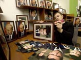 Портреты обоих президентов - нового и старого - стали прибыльным бизнесом для торговцев канцелярскими товарами Портреты обоих президентов - нового и старого - стали прибыльным бизнесом для торговцев канцелярскими товарами