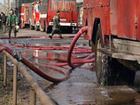 На севере Москвы потушен пожар на швейной фабрике. Просивших помощи людей спасли