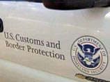 Американские таможенники имеют право изъять для проверки сроком на три недели любой обычный документ или электронное устройство, содержащее информацию, с которым гражданин пересекает границу