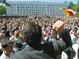 Более тысячи человек собрались в воскресенье на митинг в поддержку непризнанной республики Южная Осетия на Театральной площади в центре Владикавказа (Северная Осетия)