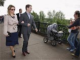 Президент Медведев съездил в Ярославль, пообщался с людьми и прогулялся по набережной Президент Медведев съездил в Ярославль, пообщался с людьми и прогулялся по набережной