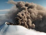 Пепел от извергающегося вулкана Чикурачки засыпал город Северо-Курильск