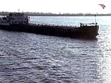 В Рыбинском водохранилище в понедельник вечером шедшая в Петербург баржа с нефтепродуктами врезалась в пришвартованное грузовое судно