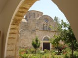 В ходе богослужения, совершаемого на гробнице апостола Варнавы в монастыре, носящем его имя и расположенном в северной (турецкой) части Кипра, туда неожиданно ворвалась местная полиция и прервала священнодействии