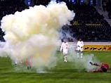 В Бразилии фанаты наказали команду за плохую игру, бросив бомбу на стадион
