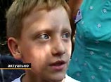 Казахская прокуратура выгнала 10-летнего участника реалити-шоу "Люди и звери" из клетки с енотами 