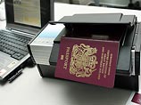 The Times поставила эксперимент: подделать паспорт с микрочипом можно за час The Times поставила эксперимент: подделать паспорт с микрочипом можно за час