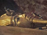 Тутанхамон родился в в 1341 году до н. э. и умер менее, чем через 10 лет после вступления на трон в 8-9-летнем возрасте