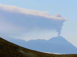 Пепел вулкана Чикурачки на Курилах растянулся длинным  шлейфом и попал в городской водопровод