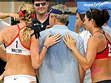Президент США Джордж Буш сыграл с волейболистками американской сборной по пляжному волейболу в Чаоянге - один из центральных районов Пекина