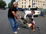 Информационное агентство Reuters опубликовало фотографию раненого журналиста из Гори. Имя и национальность пострадавшего не сообщалось