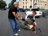 Информационное агентство Reuters опубликовало фотографию раненого журналиста из Гори. Имя и национальность пострадавшего не сообщалось Информационное агентство Reuters опубликовало фотографию раненого журналиста из Гори. Имя и национальность пострадавшего не сообщалось