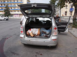 На других фотографиях информационного агентства Reuters виден труп журналиста в багажнике машины