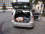 На других фотографиях информационного агентства Reuters виден труп журналиста в багажнике машины На других фотографиях информационного агентства Reuters виден труп журналиста в багажнике машины