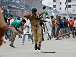 В Кашмире силы безопасности открыли огонь по протестующим мусульманам, в результате чего шесть человек погибли и несколько ранены