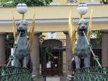 В грифонах Банковского моста в Петербурге обнаружен денежный "клад" В грифонах Банковского моста в Петербурге обнаружен денежный "клад"