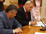 Президент Абхазии Сергей Багапш, участвующий во встрече, сказал: "С учетом гарантий РФ мы подпишем этот документ и поддержим все начинания России"