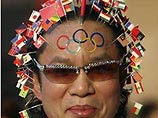 Выходки китайских болельщиков доходят до фанатизма: "олимпийские" прически в форме колец и флажки в голове
