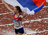 Под аккомпанемент дождя 23-летняя дебютантка Олимпиад праздновала убедительную победу, которая принесла России 14-е "золото" Игр в Пекине