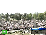 На митинг продолжают прибывать делегации всех районов республики. Над собравшимися развеваются флаги Абхазии, Российской Федерации, Южной Осетии, республик Северного Кавказа