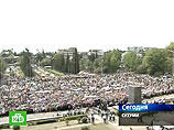 На митинг продолжают прибывать делегации всех районов республики. Над собравшимися развеваются флаги Абхазии, Российской Федерации, Южной Осетии, республик Северного Кавказа На митинг продолжают прибывать делегации всех районов республики. Над собравшимися развеваются флаги Абхазии, Российской Федерации, Южной Осетии, республик Северного Кавказа