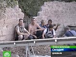 Здесь также сосредоточены журналистские группы. В настоящее время, все находятся в укрытии Здесь также сосредоточены журналистские группы. В настоящее время, все находятся в укрытии