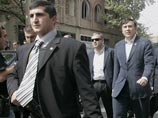 В понедельник президент Грузии Михаил Саакашвили провел заседание правительства в Гори, он осмотрел те дома и корпусы, которые были повреждены во время бомбардировки города авиацией