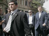 В понедельник президент Грузии Михаил Саакашвили провел заседание правительства в Гори, он осмотрел те дома и корпусы, которые были повреждены во время бомбардировки города авиацией В понедельник президент Грузии Михаил Саакашвили провел заседание правительства в Гори, он осмотрел те дома и корпусы, которые были повреждены во время бомбардировки города авиацией