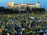 В Таиланде 40 тыс. оппозиционеров отказываются покинуть територию Дома правительства
