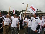 В Варшаве манифестанты забросали правительство дымовыми шашками, петардами и горящими флагами В Варшаве манифестанты забросали правительство дымовыми шашками, петардами и горящими флагами