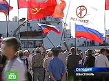 Пикетчики не позволяют американским морякам покинуть Dallas и сойти на берег Севастополя Пикетчики не позволяют американским морякам покинуть Dallas и сойти на берег Севастополя