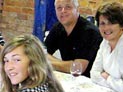 Накануне коммерсант вместе со своими домочадцами - 49-летней женой Джилл и 15-летней дочерью Кристи ездил в гости к друзьям на шашлыки