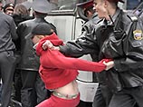 Нацболы, собравшие 15 килограммов мелочи для Лужкова, задержаны милицией Нацболы, собравшие 15 килограммов мелочи для Лужкова, задержаны милицией