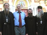 В Сухумо-Абхазской епархии выступают за вхождение в РПЦ. На фото: представители абхазского духовенства и президент Сергей Багапш
