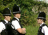 Британским полицейским запретили носить темные очки: они вселяют в граждан страх