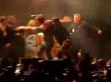 На лидера группы Oasis напали прямо на концерте (ВИДЕО)