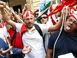 Работники компании блокировали главный римский аэропорт "Фьюмичино" и устроили демонстрацию перед зданием министерства труда Италии